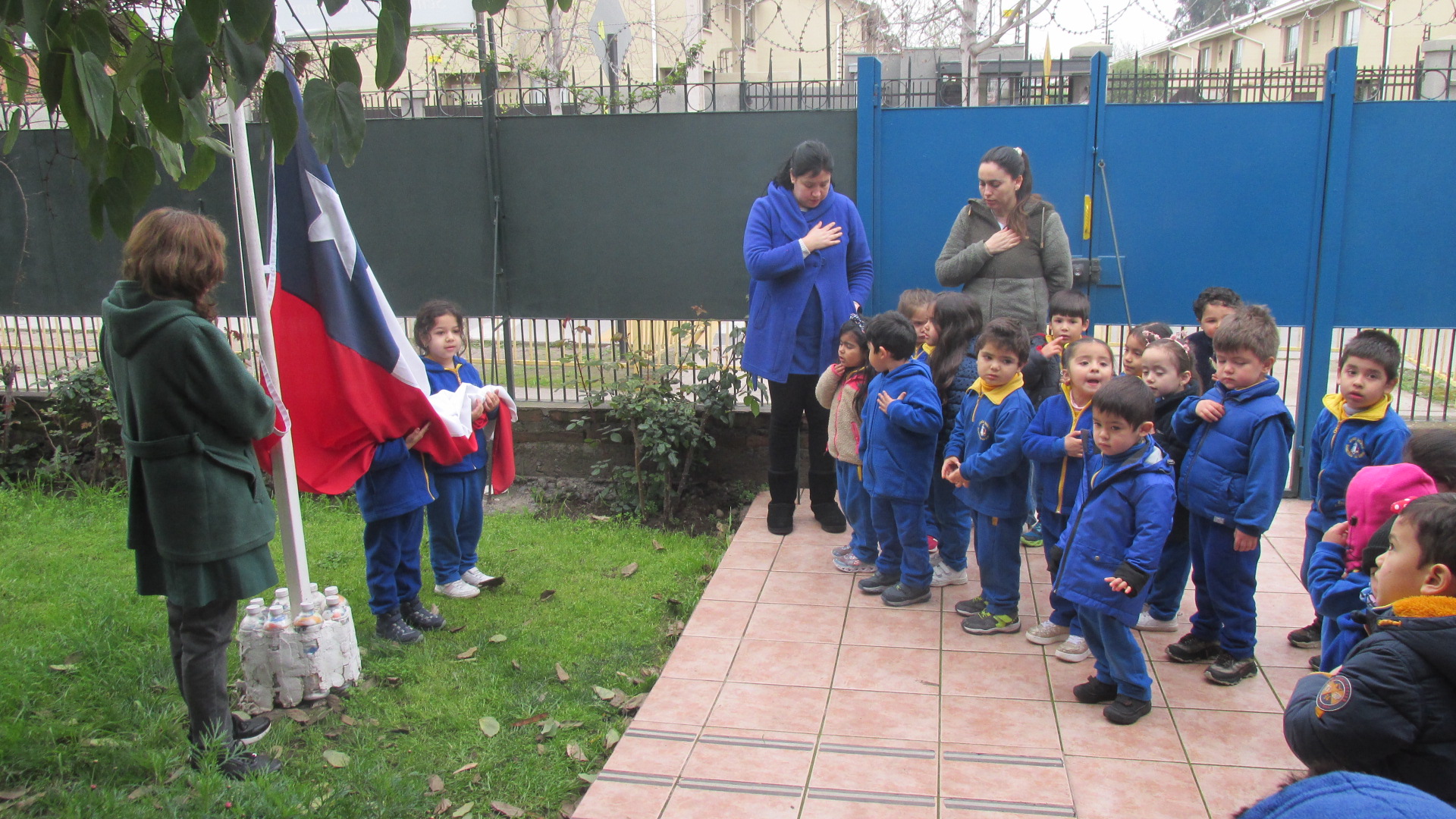 Cantando Himno Nacional  